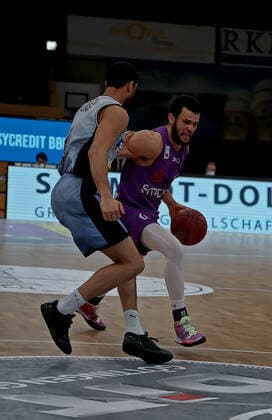 GSD zje123 Season 2020 21 Easy credit Basketball Bundesliga BG Göttingen Hakro Merlins Crailsheim Göttingens Luke Nelson on the ball against Crailsheims Elias Lasisi.