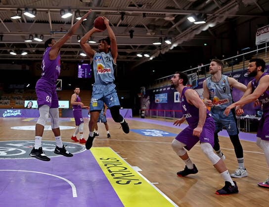 GSD zje123 season 2020 21 Easy credit Basketball Bundesliga BG Göttingen Hakro Merlins Crailsheim Crailsheims Jeremy Jones on the ball against Göttingens Aubrey Dawkins.
