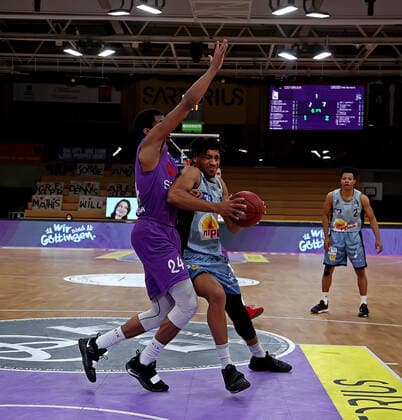 GSD zje123 season 2020 21 Easy credit Basketball Bundesliga BG Göttingen Hakro Merlins Crailsheim Crailsheims Jeremy Jones on the ball against Göttingens Aubrey Dawkins.