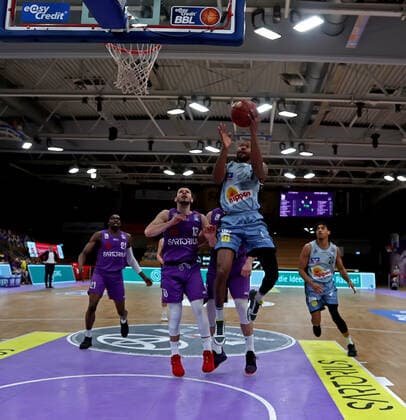GSD zje123 season 2020 21 Easy credit Basketball Bundesliga BG Göttingen Hakro Merlins Crailsheim Crailsheims Haywood Highsmith on the ball against Göttingens Rihards Lomazs.