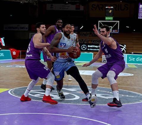 GSD zje123 season 2020 21 Easy credit Basketball Bundesliga BG Göttingen Hakro Merlins Crailsheim Crailsheims Haywood Highsmith on the ball against Göttingens Rihards Lomazs, left, and Harper Kamp.