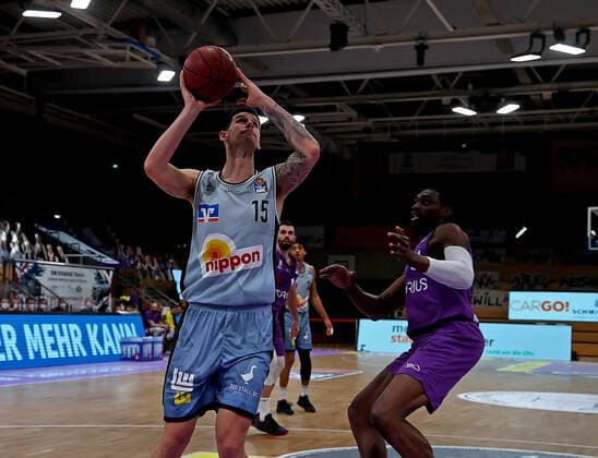 GSD zje123 season 2020 21 Easy credit Basketball Bundesliga BG Göttingen Hakro Merlins Crailsheim Crailsheims Bogdan Radosavlievic on the ball against Göttingens Tai Odiase.