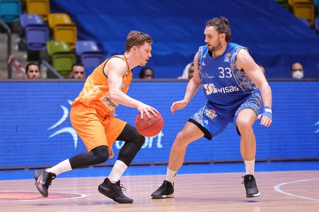 Fraport Skyliners ratiopharm Ulm, easyCredit BBL Links Andreas Obst Ulm, 13 against Marco Voeller Fraport Skyliners, 33 Basketball match of the easyCredit BBL between Fraport Skyliners and ratiopharm Ulm on 14 February 2021 at Fraport Arena in Frankfurt am Main , Frankfurt am Main Hesse Germany Fraport Arena