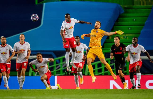 Leipzigs Amadou Haidara whitewashes Madrids Jan Oblak Football UEFA Champions League 2019 20, Lisbon 2020 Finals Quarterfinals, RB Leipzig Atletico Madrid 2 1 13 08 2020, Estadio Jose Alvalade, Lisbon Portugal RB Leipzig Atletico Madrid.