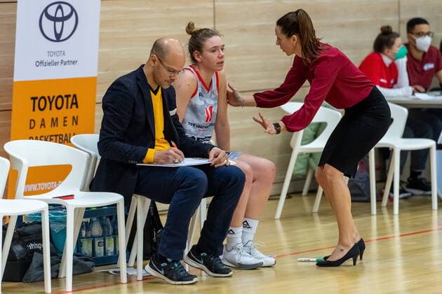 Sidney Marie Parsons Head Coach, Wasserburg gives instructions GISA Lions SV Halle vs TSV 1880 Wasserburg Basketball 1 Bundesliga ERDGAS Sportarena Halle Saale 14 02 2021 Photo Holger John Sachsen Anhalt Germany ERDGAS Sportarena Halle Saale