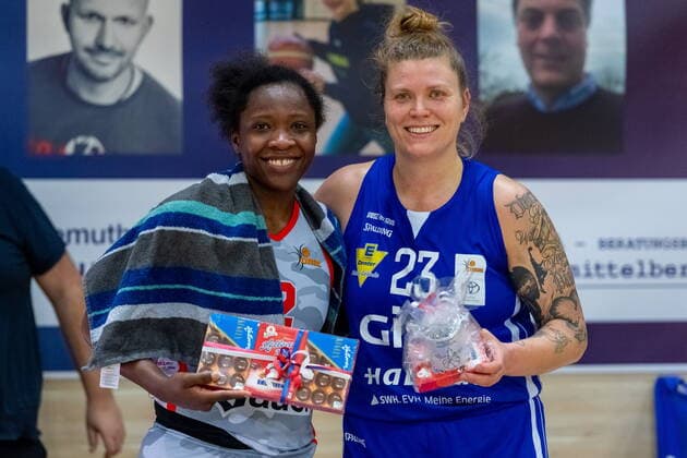 Player of the day Kelly Moten Wasserburg and Klaudia Grudzien 23, GISA Lions SV Halle GISA Lions SV Halle vs TSV 1880 Wasserburg Basketball 1 Bundesliga ERDGAS Sportarena Halle Saale 14 02 2021 Photo Holger John Sachsen Anhalt Germany ERDGAS Sportarena Halle Saale