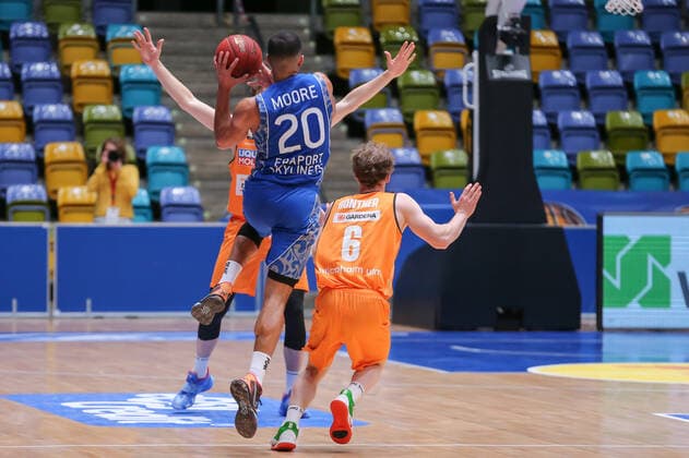 Basketball Bundesliga,Fraport Skyliners ratiopharm Ulm,2021 02 14,GER, im Heckmann Patrick, ratiopharm Ulm, 33 , Moore Rasheed, Fraport Skyliners, 20 ,Guenther Per, ratiopharm Ulm, 6 , ,Eibner Pressefoto Uli Scherbaum Fraport Skyliners ratiopharm Ulm Frankfurt Copyright: xEibner-Pressefoto UlrichxScherbaumx EP_usm