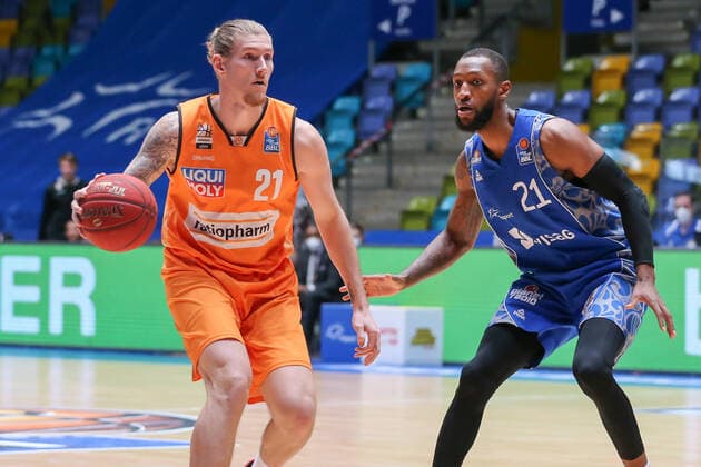 Basketball Bundesliga,Fraport Skyliners ratiopharm Ulm,2021 02 14,GER, im Osetkowski Dylan, ratiopharm Ulm, 21 , Murphy Kamari, Fraport Skyliners, 21 , ,Eibner Pressefoto Uli Scherbaum Fraport Skyliners ratiopharm Ulm Frankfurt Copyright: xEibner-Pressefoto UlrichxScherbaumx EP_usm