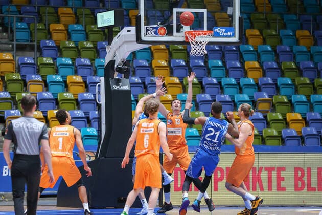 Basketball Bundesliga,Fraport Skyliners ratiopharm Ulm,2021 02 14,GER, im Guenther Per, ratiopharm Ulm, 6 , Obst Andreas, ratiopharm Ulm, 13 , Murphy Kamari, Fraport Skyliners, 21 , ,Eibner Pressefoto Uli Scherbaum Fraport Skyliners ratiopharm Ulm Frankfurt Copyright: xEibner-Pressefoto UlrichxScherbaumx EP_usm