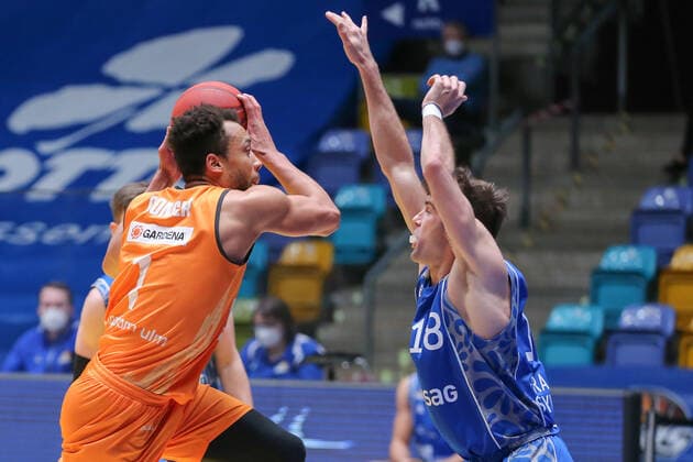 Basketball Bundesliga,Fraport Skyliners ratiopharm Ulm,2021 02 14,GER, im Conger Demitrius, ratiopharm Ulm, 1 , Rahon Joe, Fraport Skyliners, 18 , ,Eibner Pressefoto Uli Scherbaum Fraport Skyliners ratiopharm Ulm Frankfurt Copyright: xEibner-Pressefoto UlrichxScherbaumx EP_usm