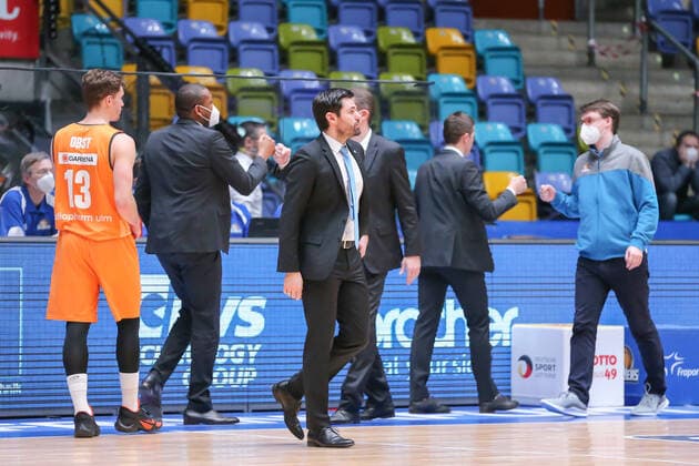 Basketball Bundesliga,Fraport Skyliners ratiopharm Ulm,2021 02 14,GER, im Gleim Sebastian, HC Fraport Skyliners , end of game, ,Eibner Pressefoto Uli Scherbaum Fraport Skyliners ratiopharm Ulm Frankfurt Copyright: xEibner-Pressefoto UlrichxScherbaumx EP_usm