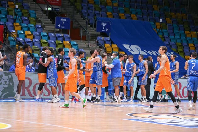 Basketball Bundesliga,Fraport Skyliners ratiopharm Ulm,2021 02 14,GER, in the end of the game, the teams say goodbye, ,Eibner Pressefoto Uli Scherbaum Fraport Skyliners ratiopharm Ulm Frankfurt Copyright: xEibner-Pressefoto UlrichxScherbaumx EP_usm