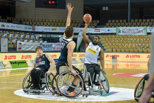 RBBL RSV Lahn Dill BBC Muensterland, 14 02 21 Brian Bell 8 RSV Lahn Dill , Mattijs Bellers 11 BBC Muensterland , Leon Wissmann 5 BBC Muensterland , Rittal Arena, Wetzlar, 14 02 21 Copyright: xBEAUTIFULxSPORTS Roeczeyx