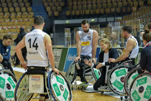 RBBL RSV Lahn Dill BBC Muensterland, 14 02 21 Janet Zeltiger gives new tactical guidelines during timeout Michael Auprince 15 RSV Lahn Dill , Steve Serio 11 RSV Lahn Dill , Mark Beissert 14 RSV Lahn Dill , Simon Brown 5 RSV Lahn Dill , Rittal Arena, Wetzlar, 14 02 21 Copyright: xBEAUTIFULxSPORTS Roeczeyx