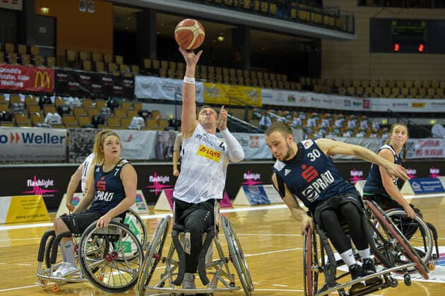 RBBL RSV Lahn Dill BBC Muensterland, 14 02 21 Dominik Mohsler 4 RSV Lahn Dill , Marco Hoffmann 30 BBC Muensterland , Anna Lena Hennig 7 BBC Muensterland , Steve Serio 11 RSV Lahn Dill Rittal Arena, Wetzlar, 14 02 21 Copyright: xBEAUTIFULxSPORTS Roeczeyx