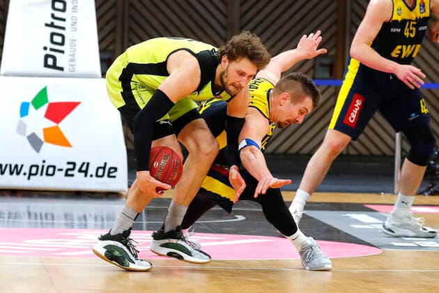 19 Matchday of the easyCredit BBL Basketball Bundesliga at Oberfrankenhalle in Bayreuth Bavaria Germany Season 2020 2021 Medi Bayreuth vs EWE Baskets Oldenburg Matthew Tiby Medi Bayreuth 15 left Rasid Mahalbasic EWE Baskets Oldenburg 24 right