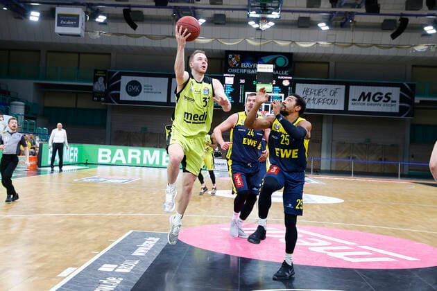 19 Matchday of the easyCredit BBL Basketball Bundesliga at Oberfrankenhalle in Bayreuth Bavaria Germany Season 2020 2021 Medi Bayreuth vs EWE Baskets Oldenburg Osvaldas Olisevicius Medi Bayreuth 31 left Phil Pressey EWE Baskets Oldenburg 25 right