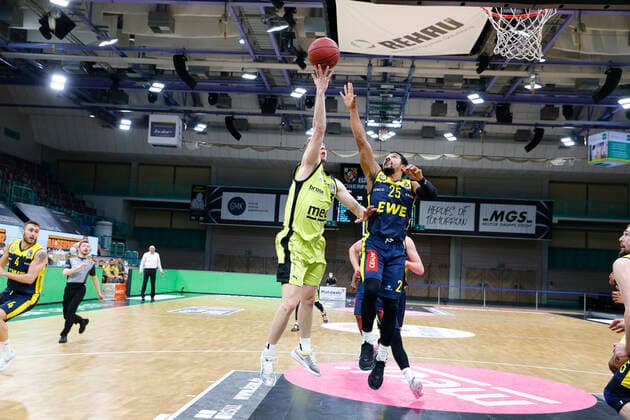 19 Matchday of the easyCredit BBL Basketball Bundesliga at Oberfrankenhalle in Bayreuth Bavaria Germany Season 2020 2021 Medi Bayreuth vs EWE Baskets Oldenburg Osvaldas Olisevicius Medi Bayreuth 31 left Phil Pressey EWE Baskets Oldenburg 25 right