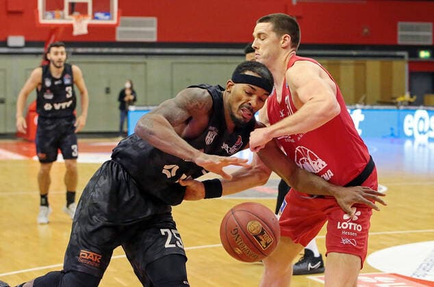 14 02 2021, xovx, Basketball BBL, JobStairs Giessen 46ers Hamburg Towers v l Terry Allen Hamburg Towers , Scottie James Jr Giessen 46ers Giessen Sporthalle Giessen Ost Hessen Germany EN