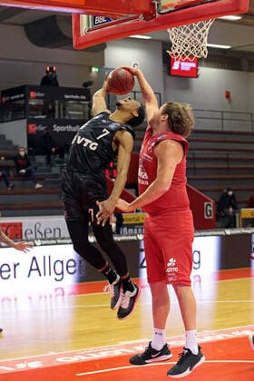 14 02 2021, xovx, Basketball BBL, JobStairs Giessen 46ers Hamburg Towers v l Kameron Taylor Hamburg Towers , John Bryant Giessen 46ers Giessen Sporthalle Giessen Ost Hessen Germany EN