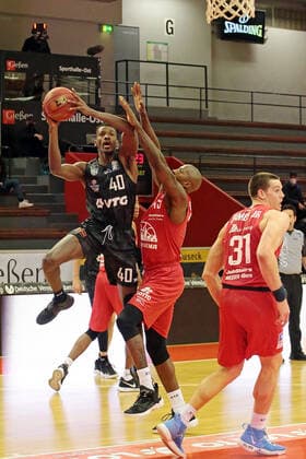 14 02 2021, xovx, Basketball BBL, JobStairs Giessen 46ers Hamburg Towers v l Zac Cuthbertson Hamburg Towers , Brandon Bowman Giessen 46ers , Scottie James Jr Giessen 46ers Giessen Sporthalle Giessen Ost Hessen Germany EN