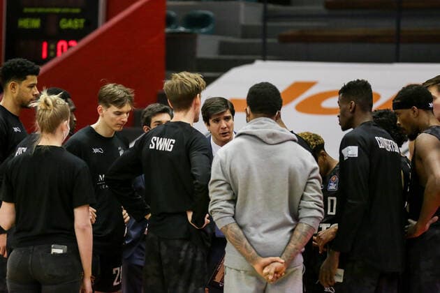 Germany, Giessen, Osthalle, 14 02 2021, easy Credit BBL, 19 Spieltag, JobStairs Giessen 46ers Hamburg Towers picture The team from Hamburg during timeout, mi Headcoach Pedro Calles Hamburg Towers gives instructions to his players. Copyright: HMBxMedia ThomasxJäger