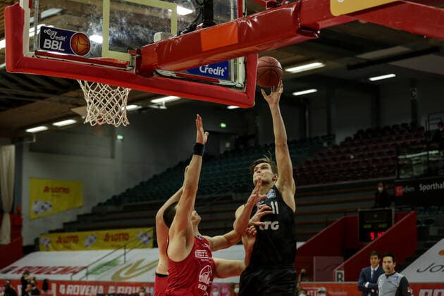 Germany, Giessen, Osthalle, 14 02 2021, easy Credit BBL, 19 Spieltag, JobStairs Giessen 46ers Hamburg Towers Picture v li Scottie James JR Jobstairs Giessen 46ers , Maik Kotsar Hamburg Towers in duel Copyright: HMBxMedia ThomasxJäger