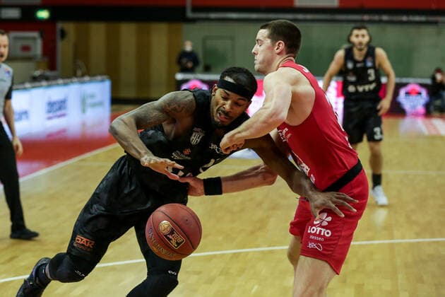Germany, Giessen, Osthalle, 14 02 2021, easy Credit BBL, 19 Spieltag, JobStairs Giessen 46ers Hamburg Towers picture v li Terry Allen Hamburg Towers ,Scottie James JR Jobstairs Giessen 46ers Copyright: HMBxMedia ThomasxJäger