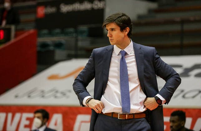 Germany, Giessen, Osthalle, 14 02 2021, easy Credit BBL, 19 matchday, JobStairs Giessen 46ers Hamburg Towers picture head coach Pedro Calles Hamburg Towers on the sidelines. Copyright: HMBxMedia ThomasxJäger