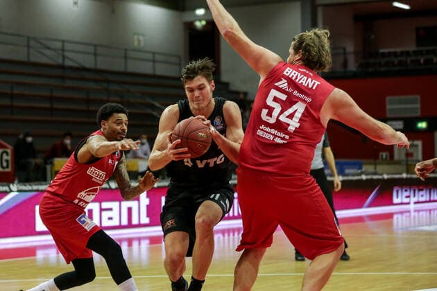 Germany, Giessen, Osthalle, 14 02 2021, easy Credit BBL, 19 Spieltag, JobStairs Giessen 46ers Hamburg Towers Picture from left Diante Maurice Garret Jobstairs Giessen 46ers , Maik Kotsar Hamburg Towers ,John Bryant Jobstairs Giessen 46ers Copyright: HMBxMedia ThomasxJäger