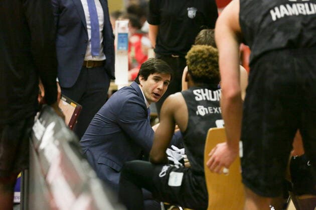 Germany, Giessen, Osthalle, 14 02 2021, easy Credit BBL, 19 Spieltag, JobStairs Giessen 46ers Hamburg Towers picture The team from Hamburg during timeout, mi Headcoach Pedro Calles Hamburg Towers gives instructions to his players. Copyright: HMBxMedia ThomasxJäger