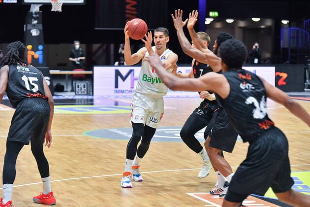 Chemnitz, Germany 14 February 2021 BBL 2020 2021 Niners Chemnitz vs FC Bayern Muenchen v li in duel Diego Flaccadori Bayern , Jonas Richter Chemnitz , Copyright: xFotostandx xDostmannx