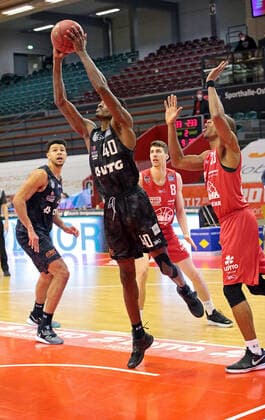 14 02 2021, xovx, Basketball BBL, JobStairs Giessen 46ers Hamburg Towers v l Marvin Ogunsipe Hamburg Towers , Zac Cuthbertson Hamburg Towers , Alen Pjanic Giessen 46ers , Brandon Thomas Giessen 46ers Giessen Sporthalle Giessen Ost Hessen Germany EN