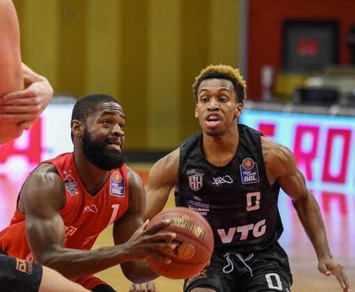 Jonathan Stark, T J Shorts Basketball Bundesliga, Basketball Season 2020 2021, 19 Spieltag, Germany, easyCredit BBL, Germany, Giessen 46ers, giessen red, men, Jobstairs GIESSEN 46ers Hamburg Towers, men, Hamburg black