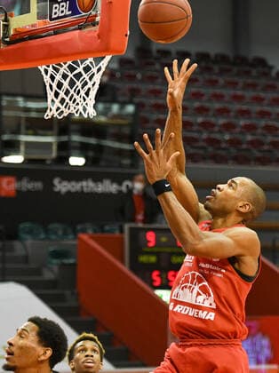 Brandon Thomas Basketball Bundesliga, Basketball Season 2020 2021, 19 Spieltag, Germany, easyCredit BBL, Germany, Giessen 46ers, giessen red, men, Jobstairs GIESSEN 46ers Hamburg Towers, men, Hamburg black