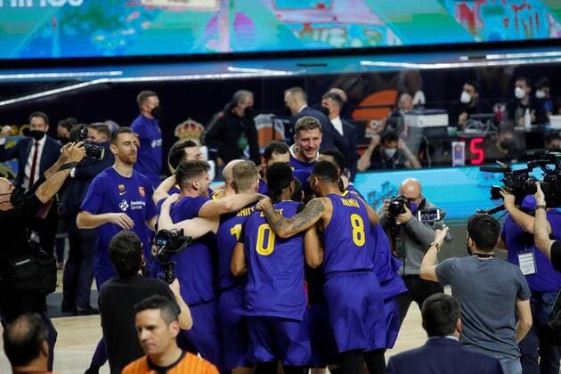 Barca s players celebrate after winning Real Madrid in the Spanish King s Cup basketball match played at the Wizink Center pavilion in Madrid, Spain, 14 February 2021. Real Madrid vs Barcelona !ACHTUNG: NUR REDAKTIONELLE NUTZUNG!  Copyright: xJuanxCarlosxHidalgox GRAF7769 20210214-637489343735020455