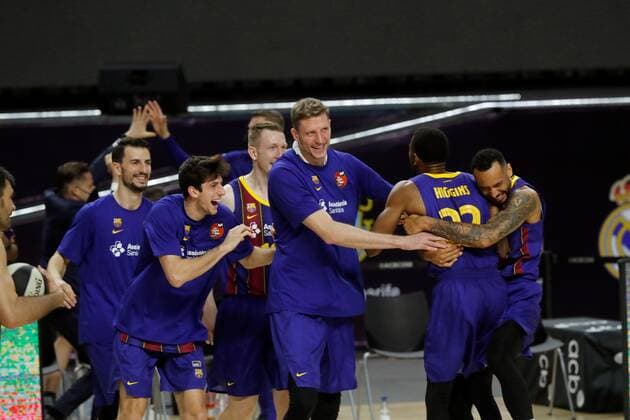 Barca s players celebrate after winning Real Madrid in the Spanish King s Cup basketball final match played at the Wizink Center pavilion in Madrid, Spain, 14 February 2021. Real Madrid vs Barcelona !ACHTUNG: NUR REDAKTIONELLE NUTZUNG!  Copyright: xJuanxCarlosxHidalgox GRAF7772 20210214-637489343778145741