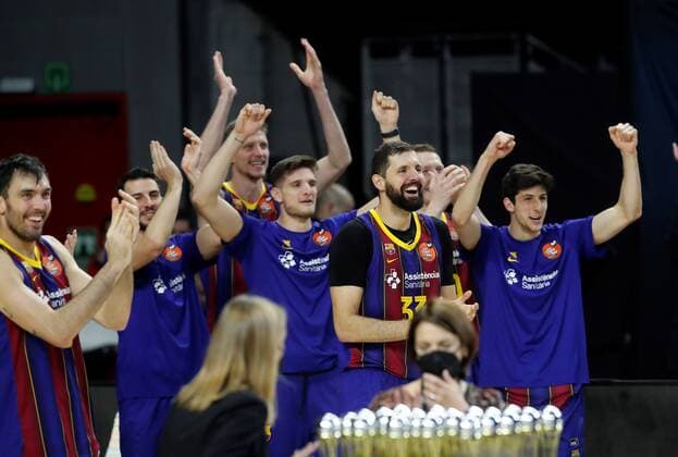 Barca s players celebrate after winning Real Madrid in the Spanish King s Cup basketball final match played at the Wizink Center pavilion in Madrid, Spain, 14 February 2021. Real Madrid vs Barcelona !ACHTUNG: NUR REDAKTIONELLE NUTZUNG!  Copyright: xJuanxCarlosxHidalgox GRAF7777 20210214-637489344397837204