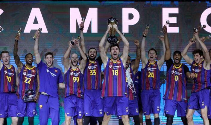 Barcelona s players celebrate with the throphy after winning the Spanish King s Cup against Real Madrid at WiZink Center in Madrid, Spain, 14 February 2021. Barcelona wins Spanish King s Cup after defeating Real Madrid !ACHTUNG: NUR REDAKTIONELLE NUTZUNG!  Copyright: xJuanxCarlosxHidalgox GRAF7785 20210214-637489344419868588