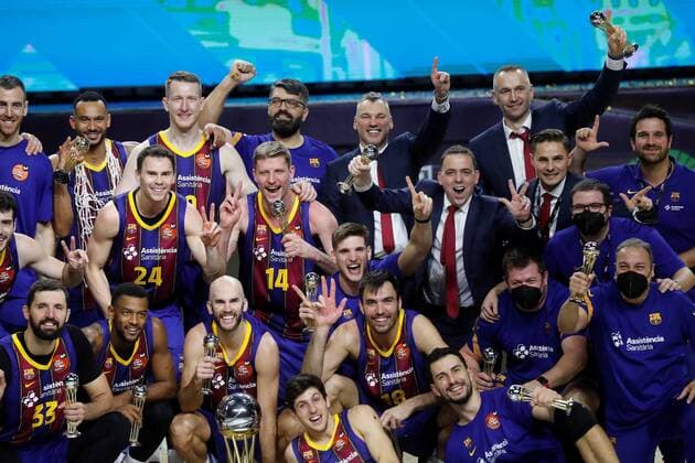 Barcelona s players celebrate with the throphy after winning the Spanish King s Cup against Real Madrid at WiZink Center in Madrid, Spain, 14 February 2021. Barcelona wins Spanish King s Cup after defeating Real Madrid !ACHTUNG: NUR REDAKTIONELLE NUTZUNG!  Copyright: xJuanxCarlosxHidalgox GRAF7787 20210214-637489344472368924
