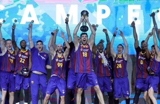 Sport Bilder des Tages Barcelona s players celebrate with the throphy after winning the Spanish King s Cup against Real Madrid at WiZink Center in Madrid, Spain, 14 February 2021. Barcelona wins Spanish King s Cup after defeating Real Madrid !ACHTUNG: NUR REDAKTIONELLE NUTZUNG!  Copyright: xJuanxCarlosxHidalgox GRAF7786 20210214-637489344482056499