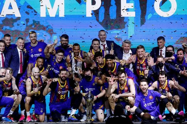 Barcelona s players celebrate with the throphy after winning the Spanish King s Cup against Real Madrid at WiZink Center in Madrid, Spain, 14 February 2021. Barcelona wins Spanish King s Cup after defeating Real Madrid !ACHTUNG: NUR REDAKTIONELLE NUTZUNG!  Copyright: xJuanxCarlosxHidalgox GRAF7784 20210214-637489344432056174