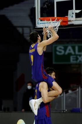 Barcelona s players Leandro Bolmaro (up) and Pierre Oriola (R) celebrate with the throphy after winning the Spanish King s Cup against Real Madrid at WiZink Center in Madrid, Spain, 14 February 2021. Barcelona wins Spanish King s Cup after defeating Real Madrid !ACHTUNG: NUR REDAKTIONELLE NUTZUNG!  Copyright: xJuanxCarlosxHidalgox GRAF7789 20210214-637489345112841756