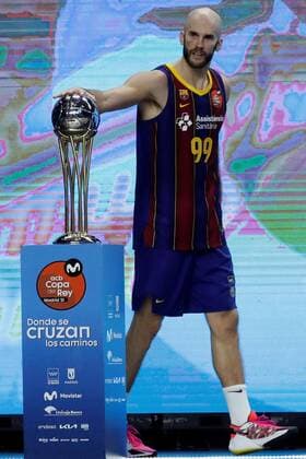 Barcelona s guard Nick Calathes touches the throphy after winning the Spanish King s Cup against Real Madrid at WiZink Center in Madrid, Spain, 14 February 2021. Barcelona wins Spanish King s Cup after defeating Real Madrid !ACHTUNG: NUR REDAKTIONELLE NUTZUNG!  Copyright: xJuanxCarlosxHidalgox GRAF7794 20210214-637489345141591963