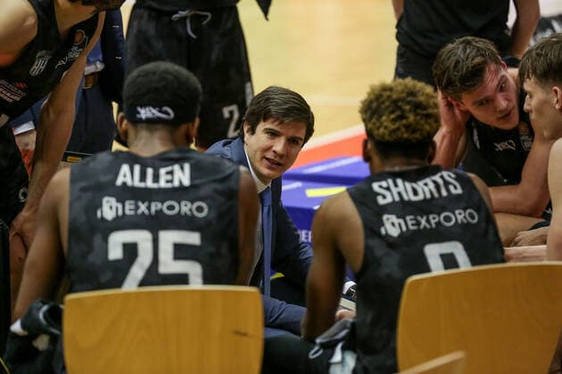 Germany, Giessen, Osthalle, 14 02 2021, easy Credit BBL, 19 Spieltag, JobStairs Giessen 46ers Hamburg Towers picture The team from Hamburg during timeout, mi Headcoach Pedro Calles Hamburg Towers gives instructions to his players. Copyright: HMBxMedia ThomasxJäger
