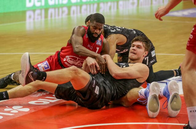 Germany, Giessen, Osthalle, 14 02 2021, easy Credit BBL, 19 Spieltag, JobStairs Giessen 46ers Hamburg Towers picture vo Maik Kotsar Hamburg Towers , Jonathan Stark Jobstairs Giessen 46ers , Kameron Taylor Hamburg Towers fighting for the ball Copyright: HMBxMedia ThomasxJäger