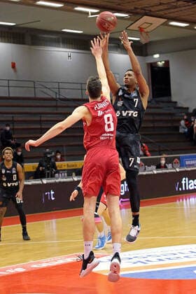 14 02 2021, xovx, Basketball BBL, JobStairs Giessen 46ers Hamburg Towers v l Alen Pjanic Giessen 46ers , Kameron Taylor Hamburg Towers Giessen Sporthalle Giessen Ost Hessen Germany EN