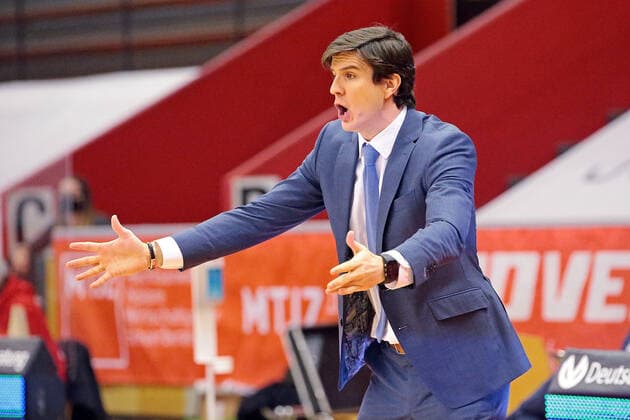 14 02 2021, xovx, Basketball BBL, JobStairs Gießen 46ers Hamburg Towers Head Coach Pedro Calles Hamburg Towers Gießen Sporthalle Gießen Ost Hessen Germany EN