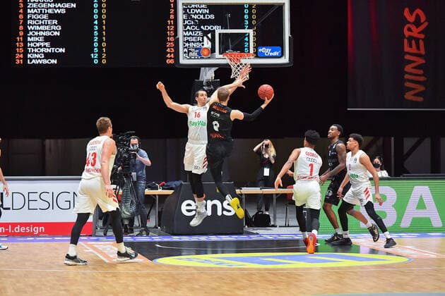 Chemnitz, Germany 14 February 2021 BBL 2020 2021 Niners Chemnitz vs FC Bayern Muenchen v li in duel Paul Zipser Bayern , Jan Niklas Wimberg Chemnitz , Copyright: xFotostandx xDostmannx