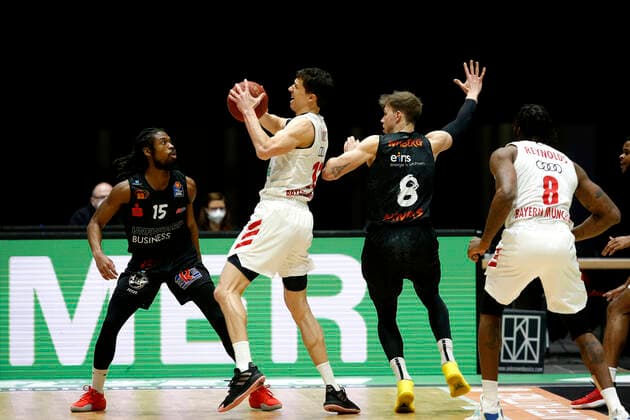 14 02 2021, easyCredit Basketball Bundesliga, BBL, season 2020 2021, men, Chemnitz Niners FC Bayern Munich Basketball Vladimir Lucic, FC Bayern Basketball, Jan Niklas Wimberg, Niners Chemnitz Chemnitz Messe Chemnitz Sachsen Germany